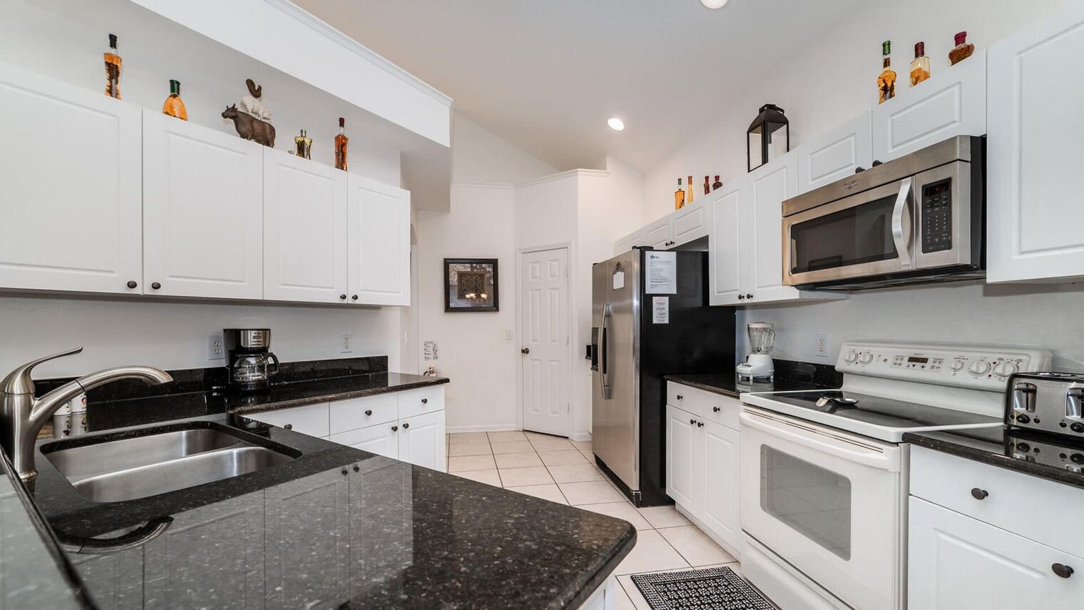 Building Photo - 8136 Sun Palm Dr