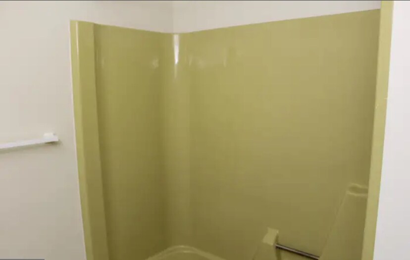 En-suite bath/shower - 500 Campbell Cir