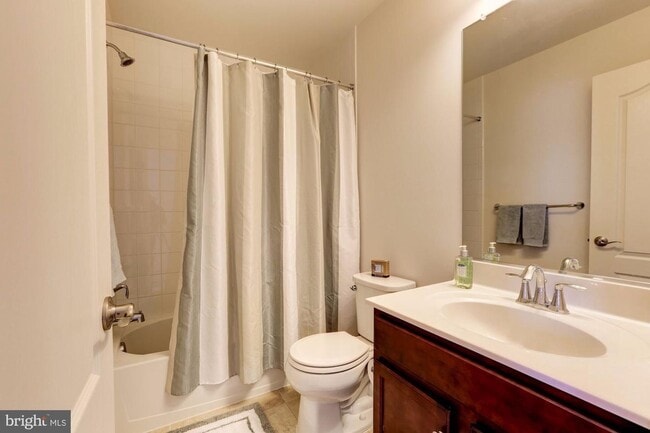 Building Photo - Gorgeous townhouse for rent