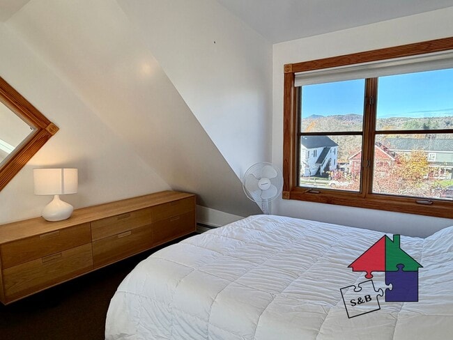 Building Photo - 112 Main St