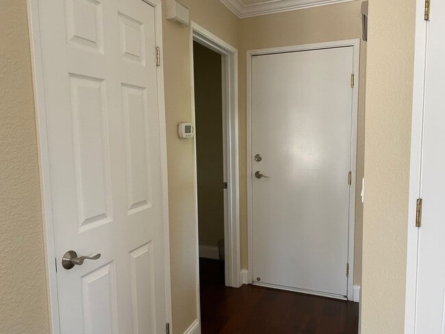 Building Photo - Beautiful End Unit Townhome in Fantastic A...