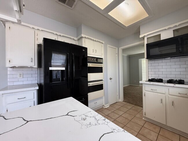 Building Photo - 9206 Sharpview Dr