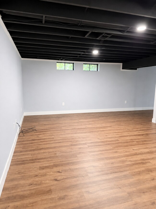 Building Photo - 553 Glenwyth Rd