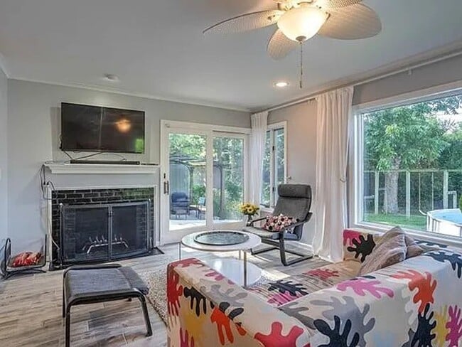 Building Photo - Midtown home for rent, 5 bed 3 full baths