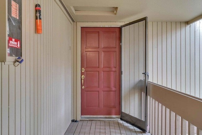 Building Photo - Spacious Upstairs Condo, Balcony, Storage,...