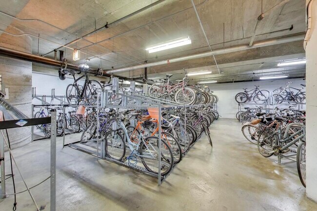 Building Photo - 512 N McClurg Ct