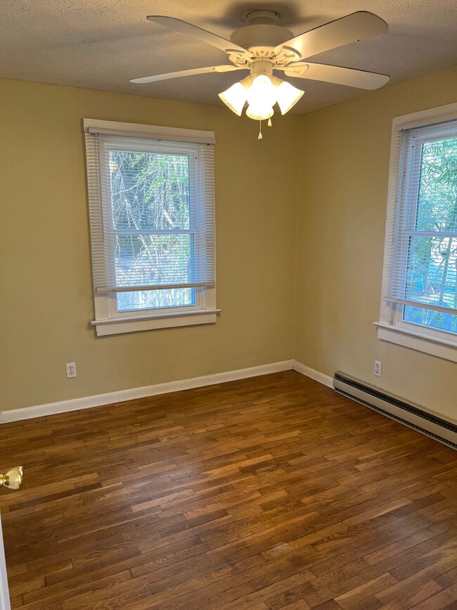 Building Photo - 1 bedroom in Downtown Hendersonville!!