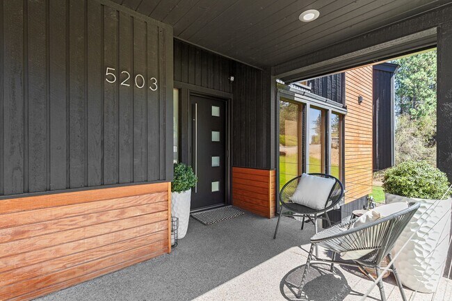 Building Photo - Beautifully Remodeled Execute Home - Parti...