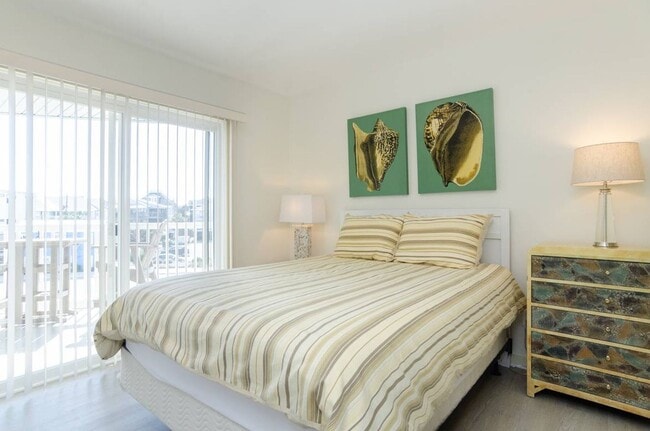 Building Photo - 1102 N Lumina Ave