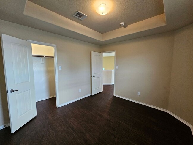 Building Photo - Available now ready for immediate move in  $500 off second month's rent move in special