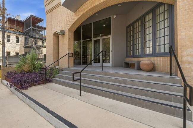 Building Photo - 507 Sabine St
