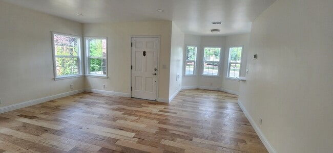 Building Photo - East Sac Charmer