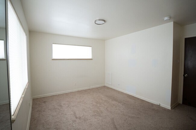 Building Photo - 180 Estes St