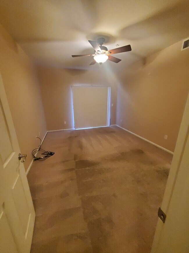 Building Photo - Spacious 2B/2B Main Level Condo With Garage NOW AVAILABLE
