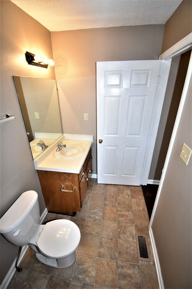Building Photo - 3 Bedroom Pet Friendly Home For Rent!