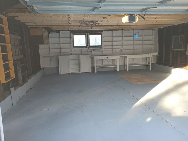 Building Photo - 408 S Gardiner Ave