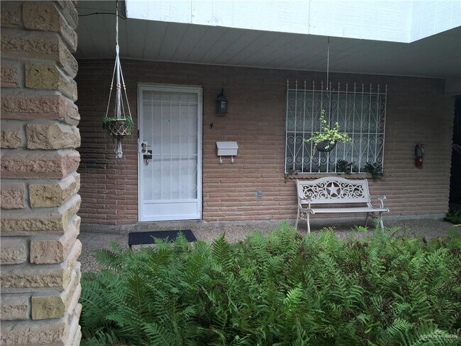 Building Photo - 15 Fern Ave W