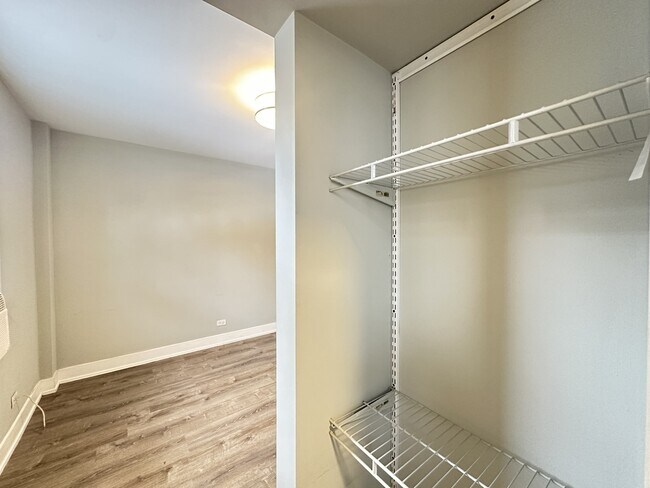 Building Photo - 503 W Belmont Ave