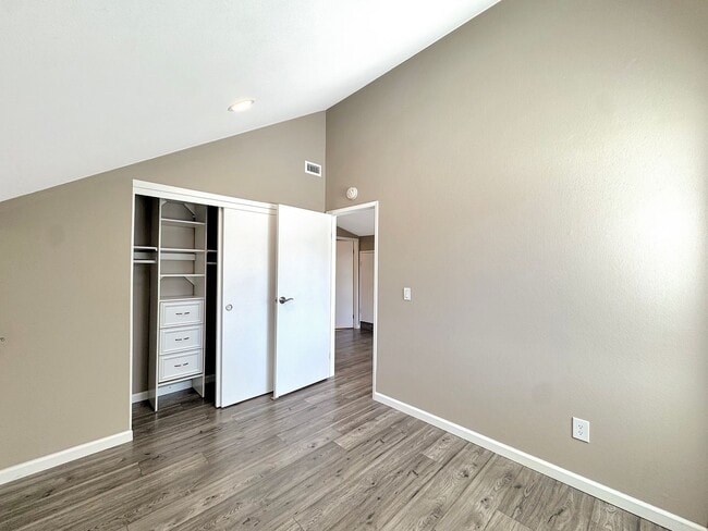 Building Photo - Beautiful 4B 2BA Home w/ AC, W/D, & Solar Panels!