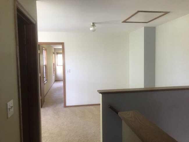 Building Photo - Lombard End Unit T.H. 2BR 2.5BA Full Bsmt....