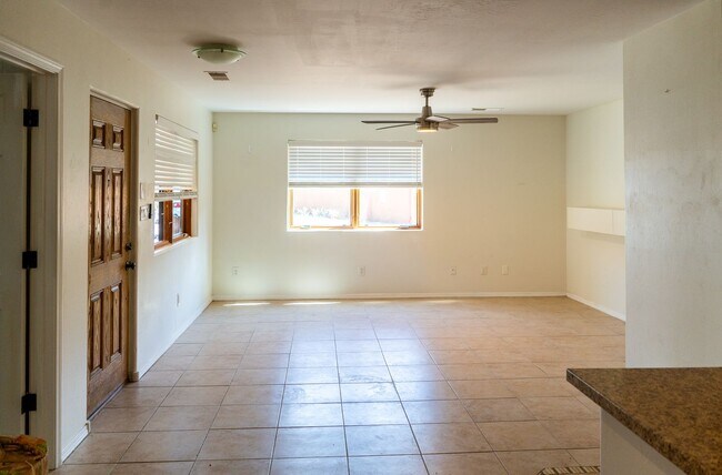 Building Photo - Tierra de Zia 3 bedroom, 2 bath Condo in newer section