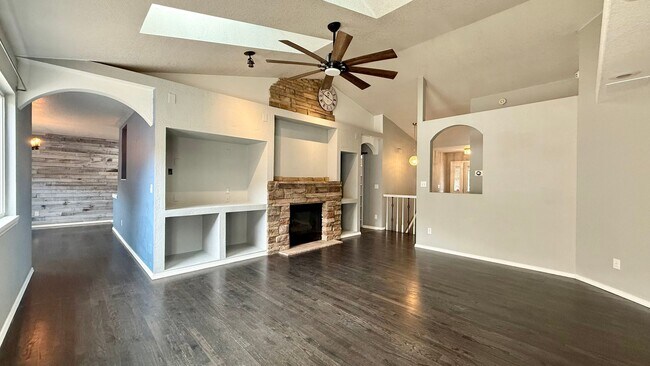 Building Photo - Move in ready home on Hollandale