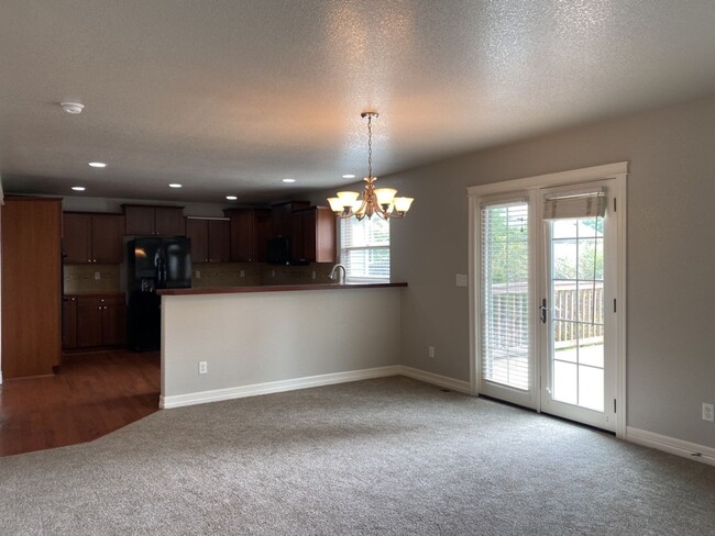 Building Photo - Large 6 Bedroom 4 Bath Home in Northeast F...