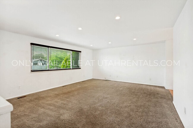 Building Photo - 262 1165 N