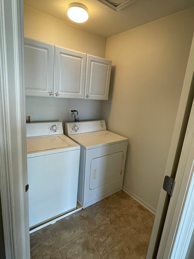 Building Photo - 541 Springbrook Trail N