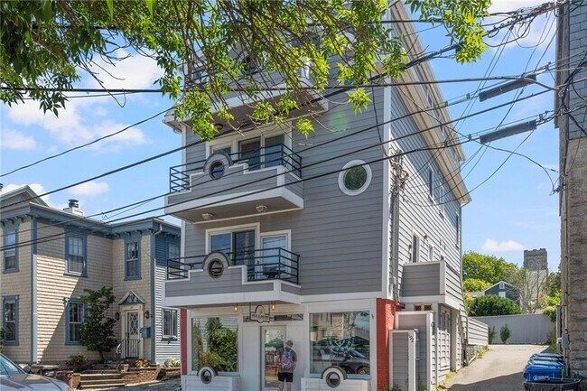 Building Photo - 492 Thames St