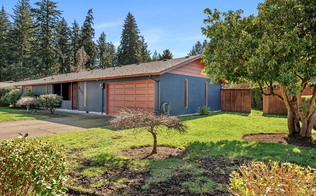 Building Photo - Charming Mid-Century Modern Ranch Home, 2 Bedroom 2 Bathroom, Lots Of Natural Lighting!