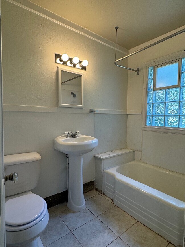 Building Photo - 1 Bedroom, 1 bathroom Duplex with hardwood...