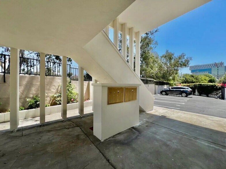 Building Photo - 5819 Carlton Way