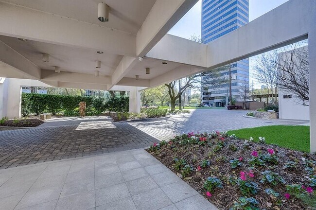 Building Photo - 5001 Woodway Dr