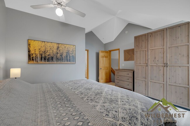 Building Photo - Spacious Townhome with Amazing Views