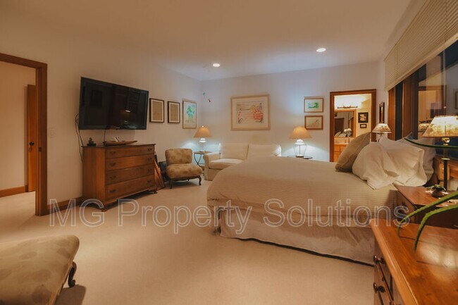 Building Photo - 7079 Lucas Valley Rd