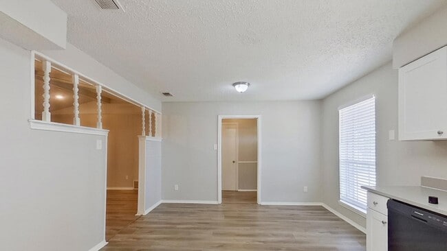 Building Photo - MOVE IN READY