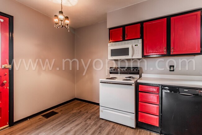 Building Photo - Unique 2Bd/1 Ba Duplex | Blackstone District