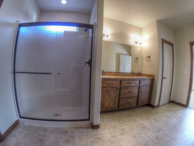 Building Photo - 2 Story in The Landings!