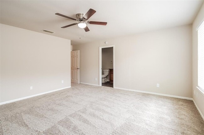 Building Photo - 14003 Apple Dr