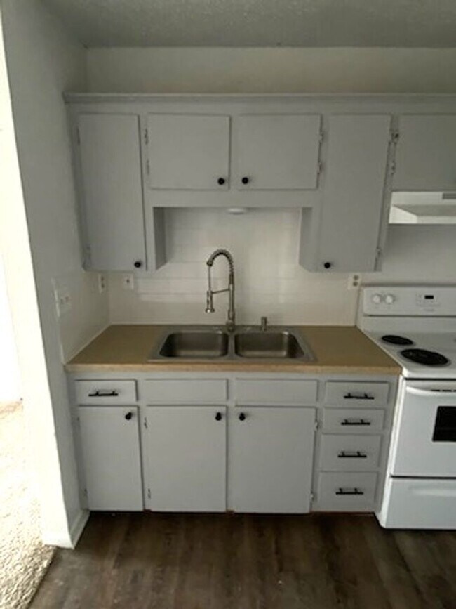 Building Photo - Reduced price!