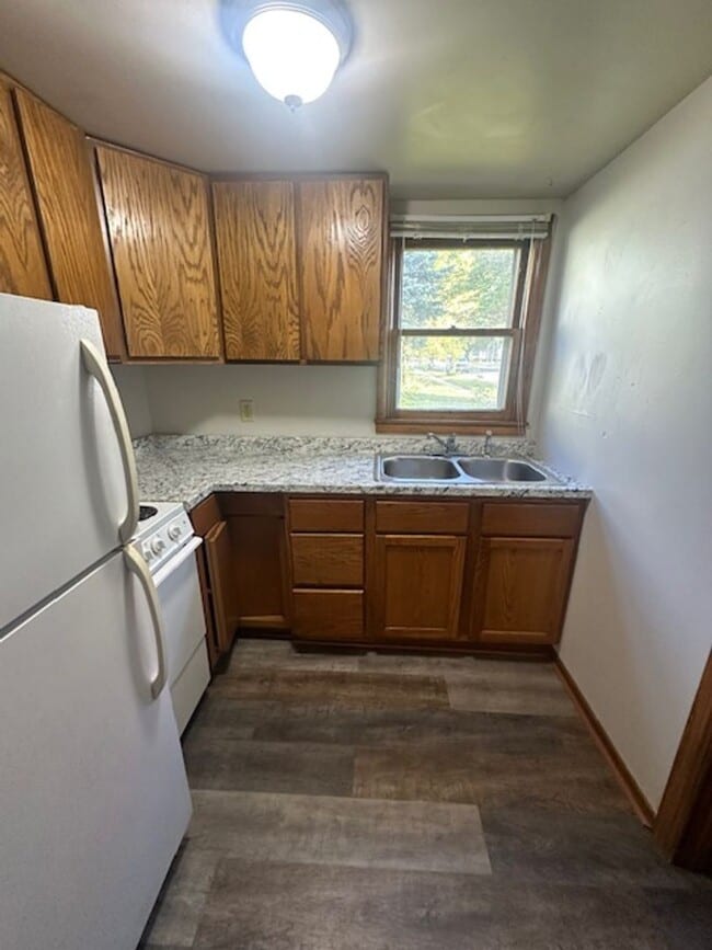 Building Photo - 1 Bed, 1 Bath Apartment - Staples