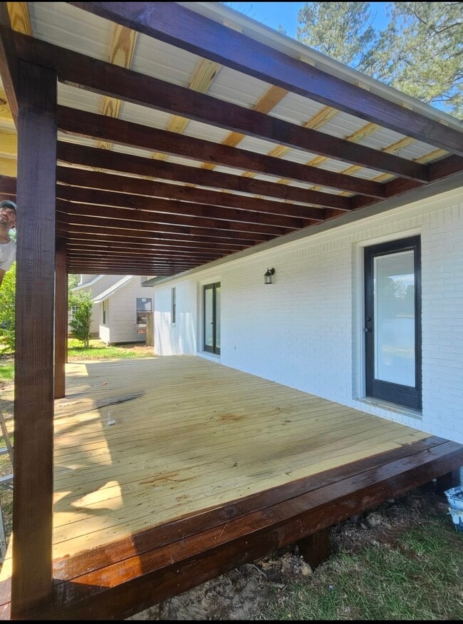 Building Photo - 81 Lakeview Dr