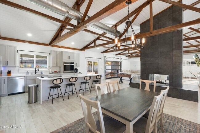 Building Photo - 1759 N Spring Cir