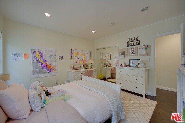 Building Photo - 2241 S Beverly Dr