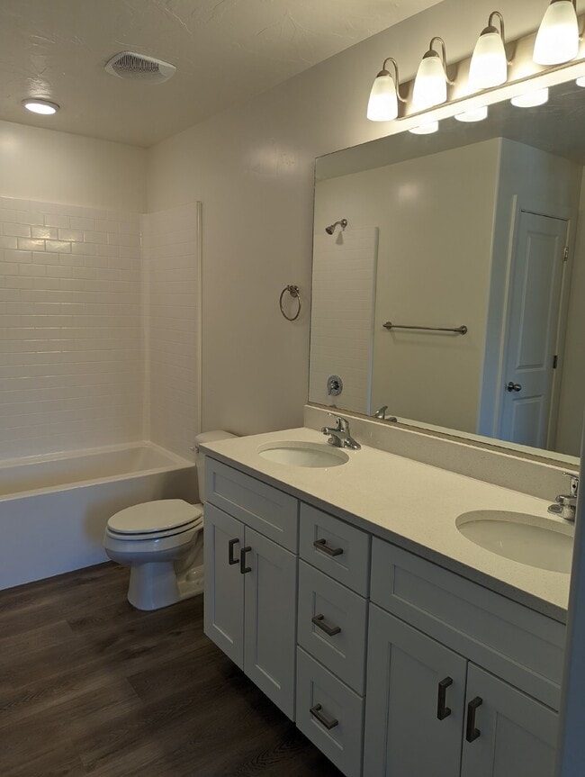 Building Photo - Azalea Townhomes Poolside Living 3 Bed 2.5...