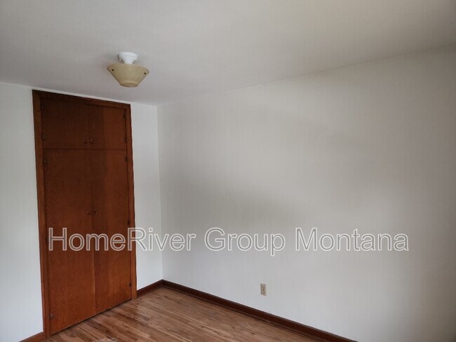 Building Photo - 336 S 5th St E