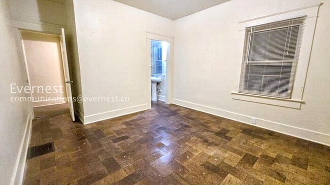 Building Photo - 4 Bed, 2 Bath Home with Fenced Yard / Vouchers Accepted / 12 to 18 month lease options available.