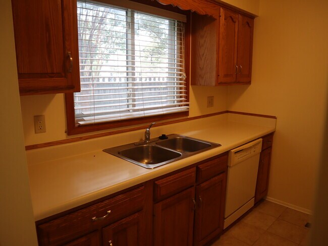 Building Photo - 951 Barclay Ln