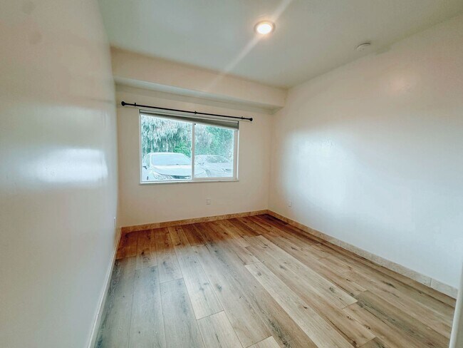 Building Photo - Adorable, Upgraded, 3 Bed/2 Bath duplex, F...